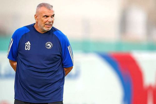 Cosmin Olăroiu, învins acasă de Daniel Isăilă, care a avut om în minus din minutul 14!