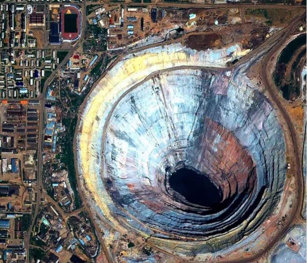 Imagini SF! Stadionul de fotbal se află la câteva sute de metri de o groapă inimaginabilă