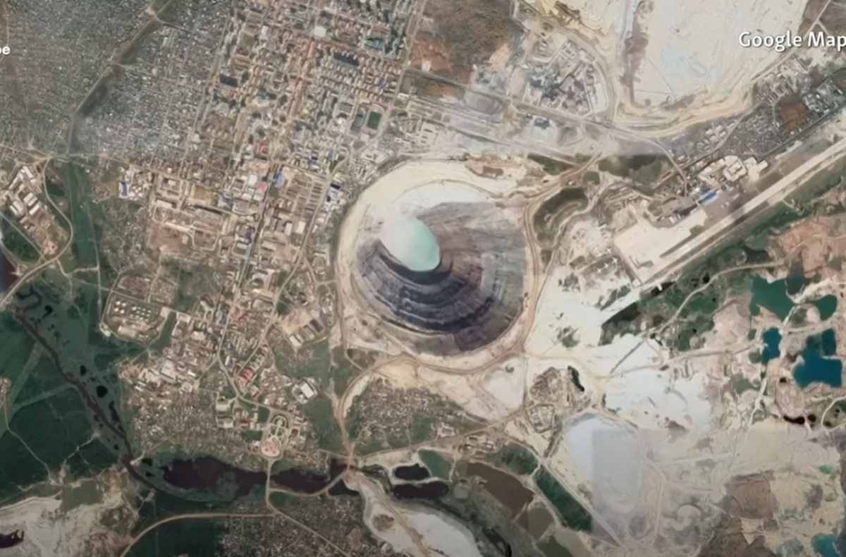 Imagini SF! Stadionul de fotbal se află la câteva sute de metri de o groapă inimaginabilă