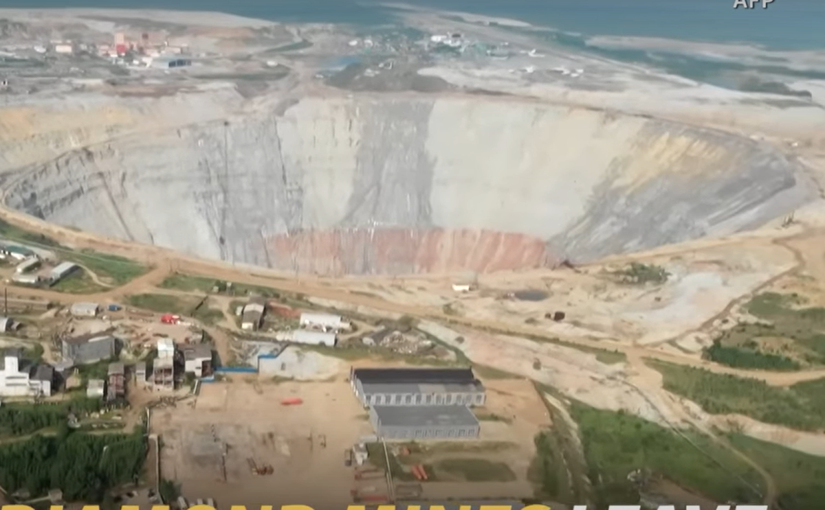 Imagini SF! Stadionul de fotbal se află la câteva sute de metri de o groapă inimaginabilă