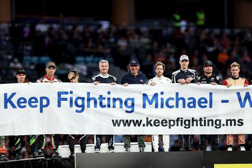 Piloți importanți din motrosport au afișat un banner de susținere pentru Michael Schumacher // foto: Guliver/gettyimages