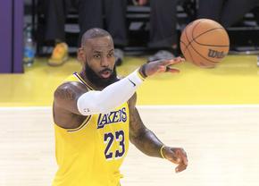 LeBron James, întrebat direct după eliminarea din playoff-ul NBA: „Cât mai ai de gând să joci?”