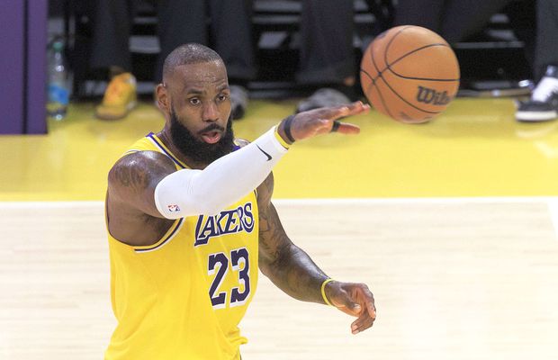 LeBron James, întrebat direct după eliminarea din playoff-ul NBA: „Cât mai ai de gând să joci?”