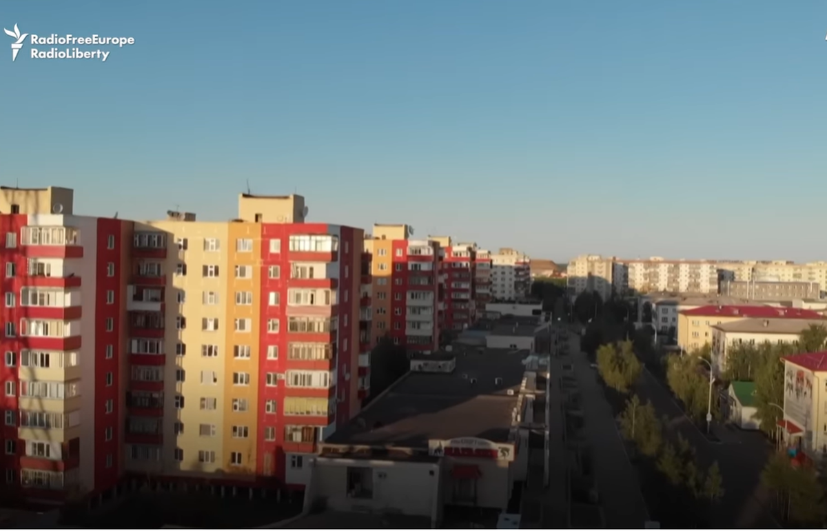 Imagini SF! Stadionul de fotbal se află la câteva sute de metri de o groapă inimaginabilă