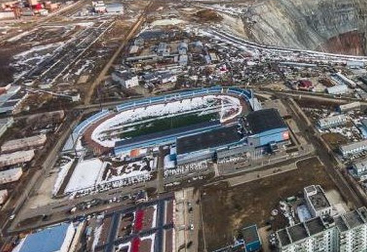 Imagini SF! Stadionul de fotbal se află la câteva sute de metri de o groapă inimaginabilă