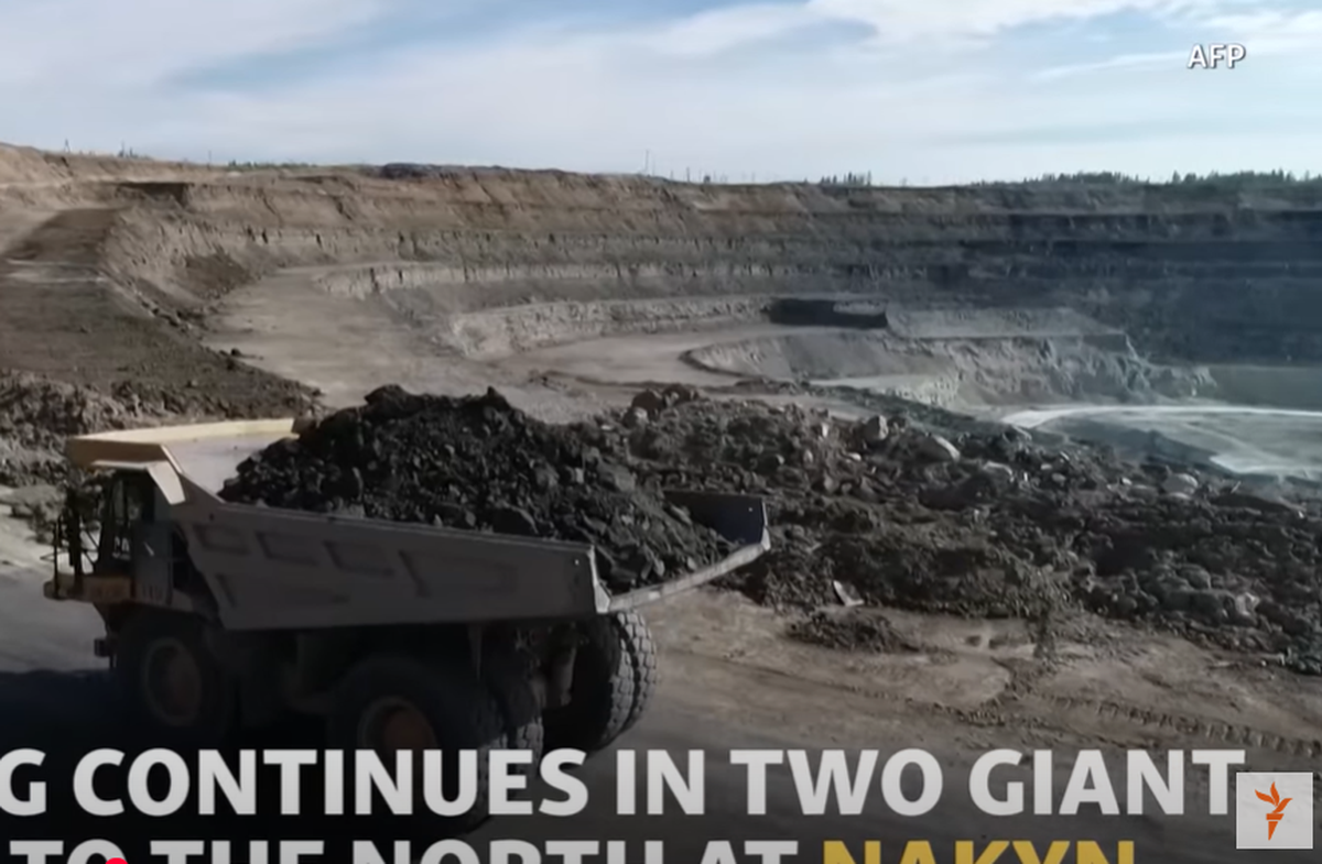 Imagini SF! Stadionul de fotbal se află la câteva sute de metri de o groapă inimaginabilă