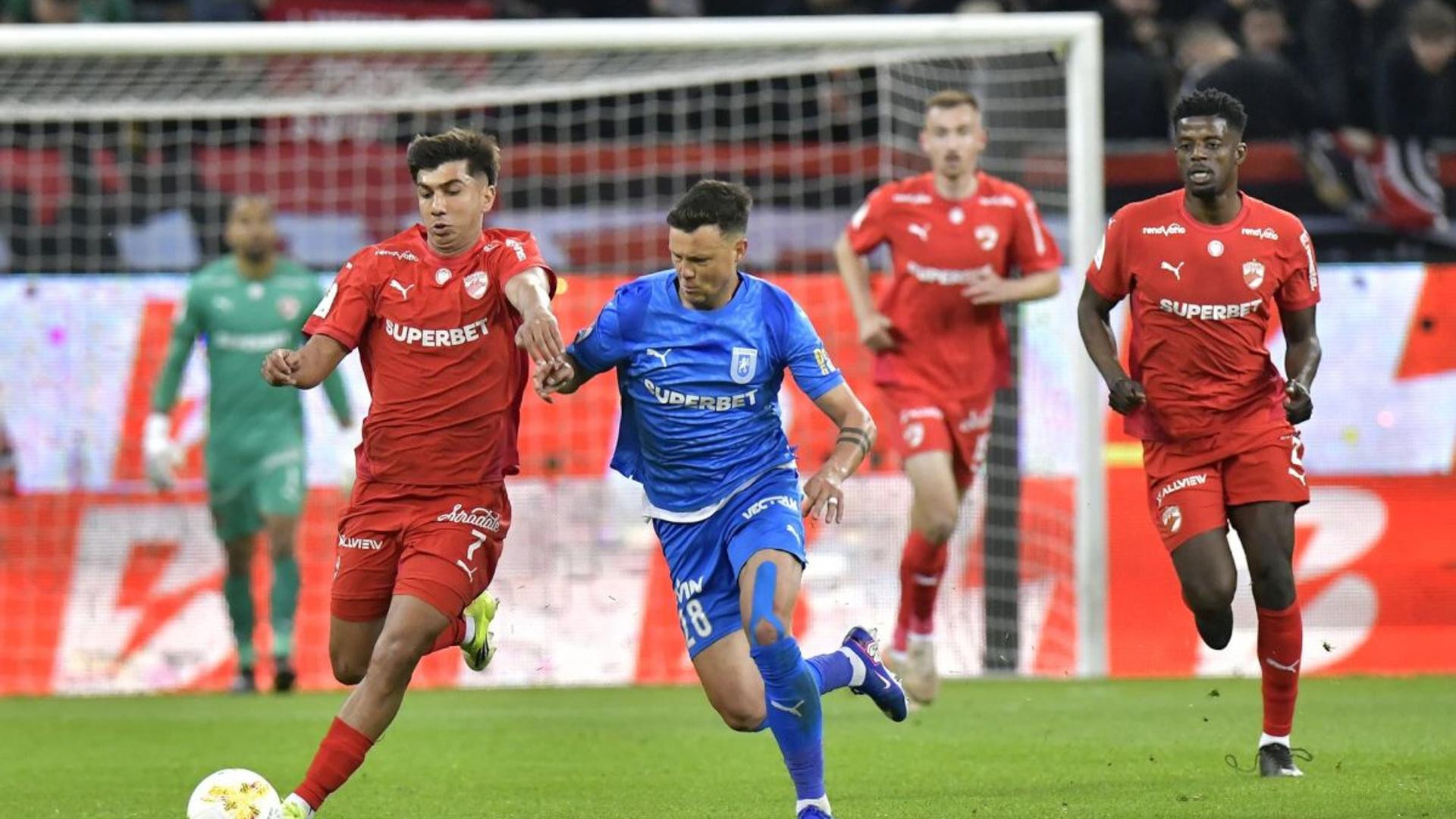 Szabolcs Kovacs arbitru central pe teren în timpul derby-ului Universitatea Craiova Dinamo, parte din arbitraj fotbal controversat recent. | sursa foto: Gazeta Sporturilor