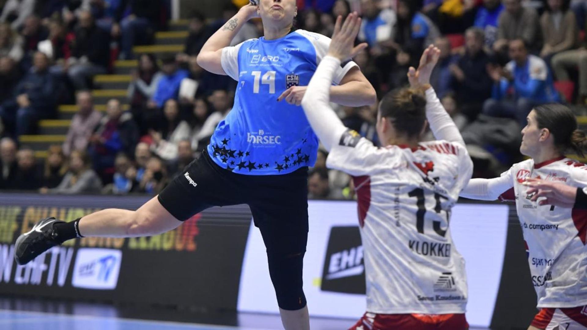 Jucătoare CSM București handbal în acțiune ofensivă în meciul din Liga Florilor, pregătindu-se pentru Final 4 Liga Campionilor. | sursa foto: Gazeta Sporturilor