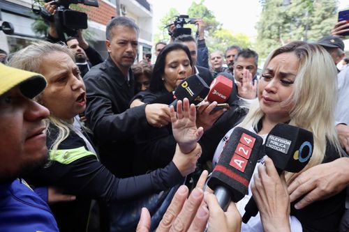 Veronica Ojeda, fosta soție a lui Diego Armando Maradona, în fața reporterilor argentinieni după ultima mărturie depusă la tribunal / Foto: GettyImages