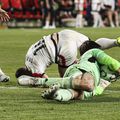 Jorge de Frutos (în alb) a fost trântit la pământ, în careu, de portarul lui Strasbourg, Mike Penders / Foto: Imago
