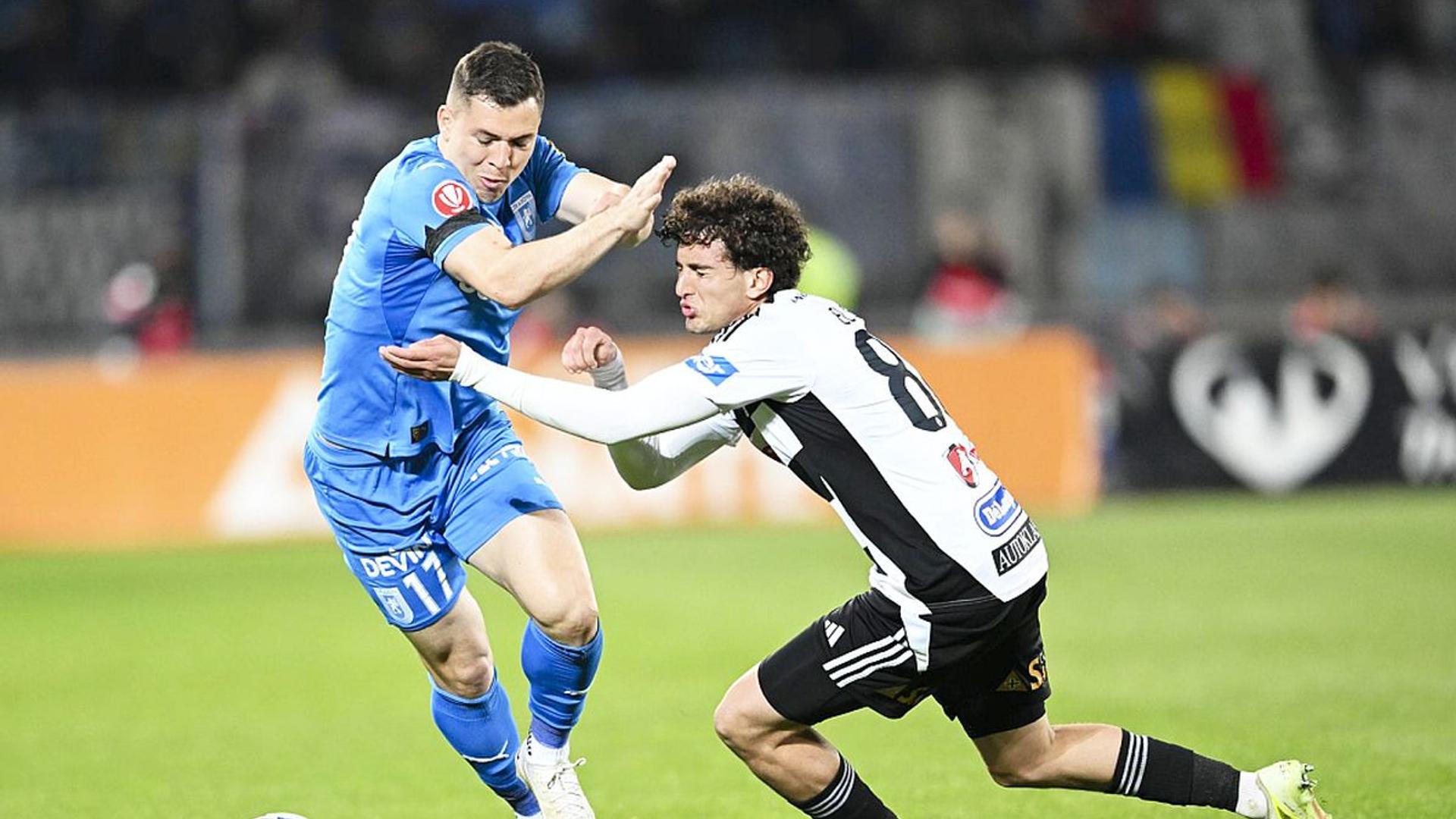 Jucători Universitatea Craiova și CFR Cluj în duel pe teren în etapa de play-off Liga 1, luptă pentru titlu în fotbal România. | sursa foto: Gazeta Sporturilor