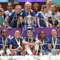 Millie Bright, cu trofeul Cupei Angliei în mâini/ foto Getty Images