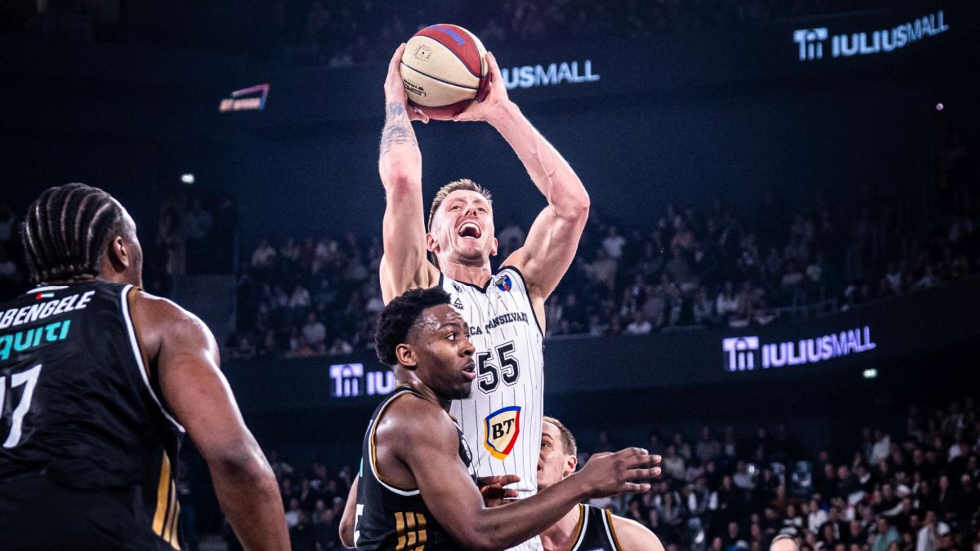 Mitch Creek în acțiune pe teren pentru U-BT Cluj-Napoca, inclus în echipa ideală Liga ABA, alături de Mihai Silvășan top antrenori | sursa foto: Gazeta Sporturilor Mitch Creek în acțiune pe teren pentru U-BT Cluj-Napoca, inclus în echipa ideală Liga ABA, alături de Mihai Silvășan top antrenori | sursa foto: Gazeta Sporturilor