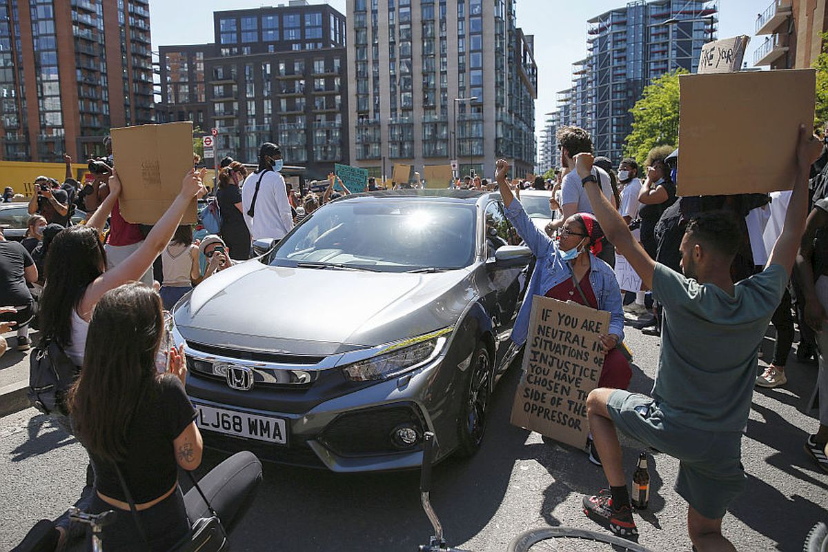 Lewis Hamilton cere solidaritate în Formula 1 după moartea lui George Floyd: „Într-un sport dominat de albi, rămâneți tăcuți în fața nedreptății!”