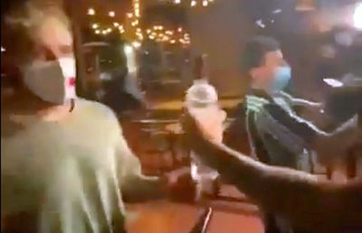 VIDEO Un multimilionar din SUA, văzut în mijlocul unor hoți care devastau un magazin în proteste după moarte lui George Floyd!