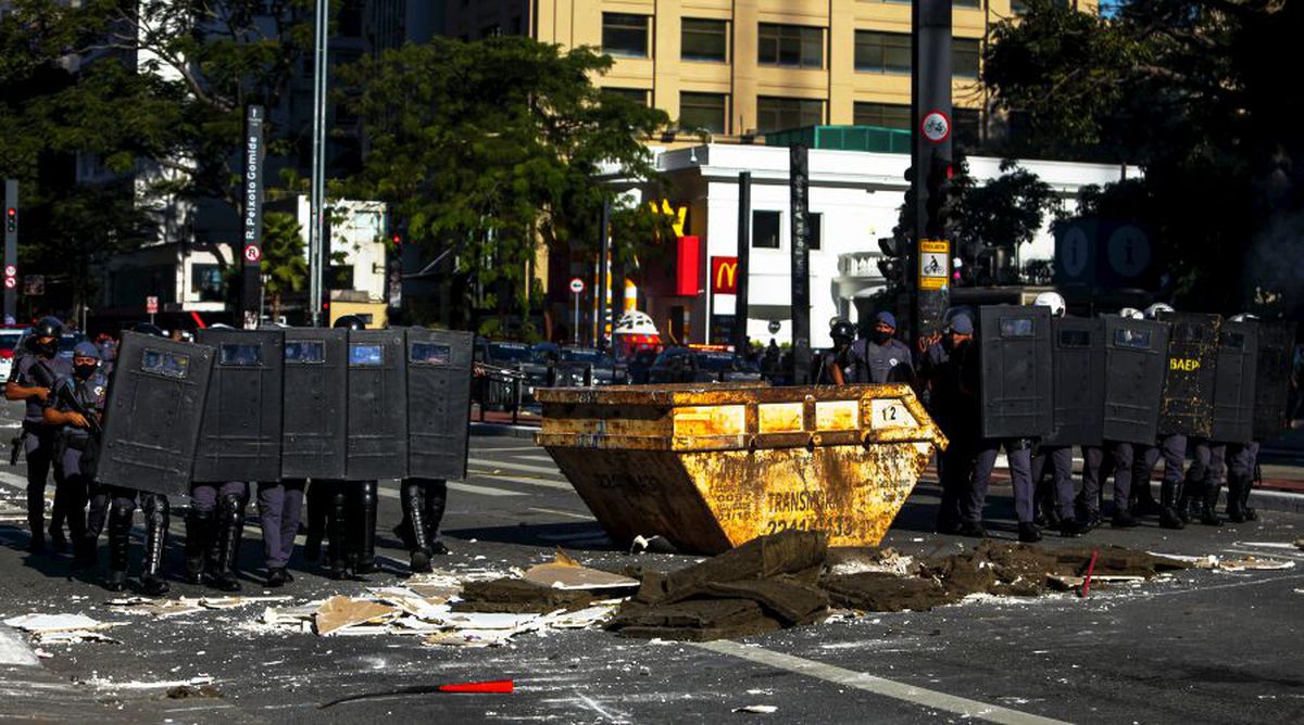 VIDEO + FOTO Incidente violente la Sao Paulo! Ultrașii, în război cu susținătorii președintelui Bolsonaro. Poliția a folosit gaze lacrimogene