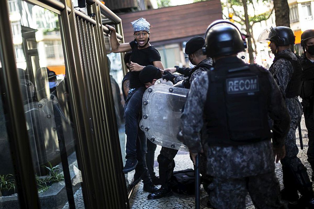 VIDEO + FOTO Incidente violente la Sao Paulo! Ultrașii, în război cu susținătorii președintelui Bolsonaro. Poliția a folosit gaze lacrimogene