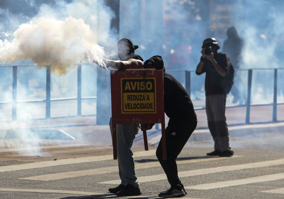 VIDEO + FOTO Incidente violente la Sao Paulo! Ultrașii, în război cu susținătorii președintelui Bolsonaro. Poliția a folosit gaze lacrimogene