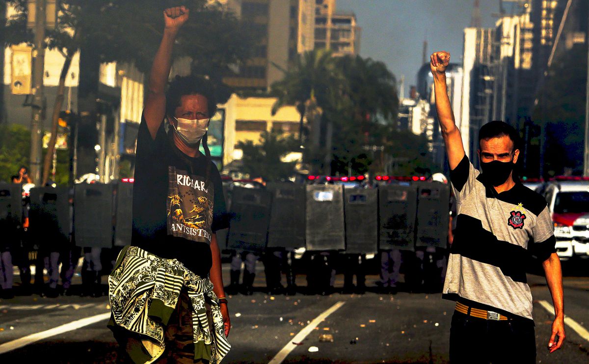 VIDEO + FOTO Incidente violente la Sao Paulo! Ultrașii, în război cu susținătorii președintelui Bolsonaro. Poliția a folosit gaze lacrimogene