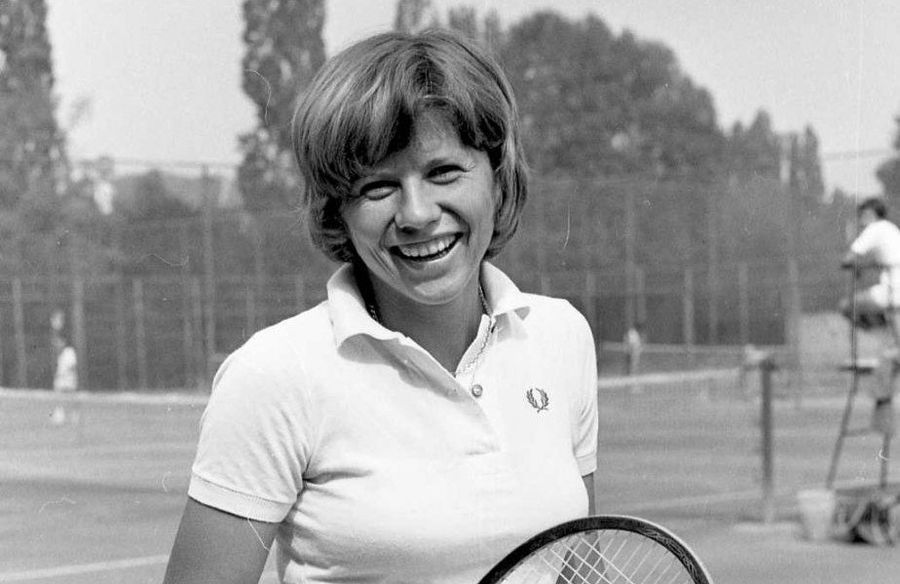 Florența Mihai zâmbind pe terenul de tenis