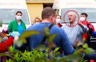 VIDEO Cadre medicale și directoarea unui centru din București apar în clipul lui „Axinte” din „Vacanța Mare”: „Parlamentari, doctori, vedete/ Le e frică de izolete”