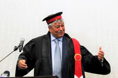 Mircea Lucescu a primit titlul de „Doctor Honoris Causa” din partea Universității „Constantin Brâncuşi” din Târgu Jiu // FOTO: Adevărul