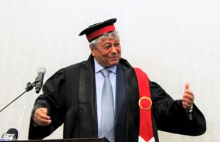 Mircea Lucescu a primit titlul de „Doctor Honoris Causa”, la Târgu Jiu » Discurs la pupitru: „Am stat şi m-am gândit pentru ce mi se dă această distincție”