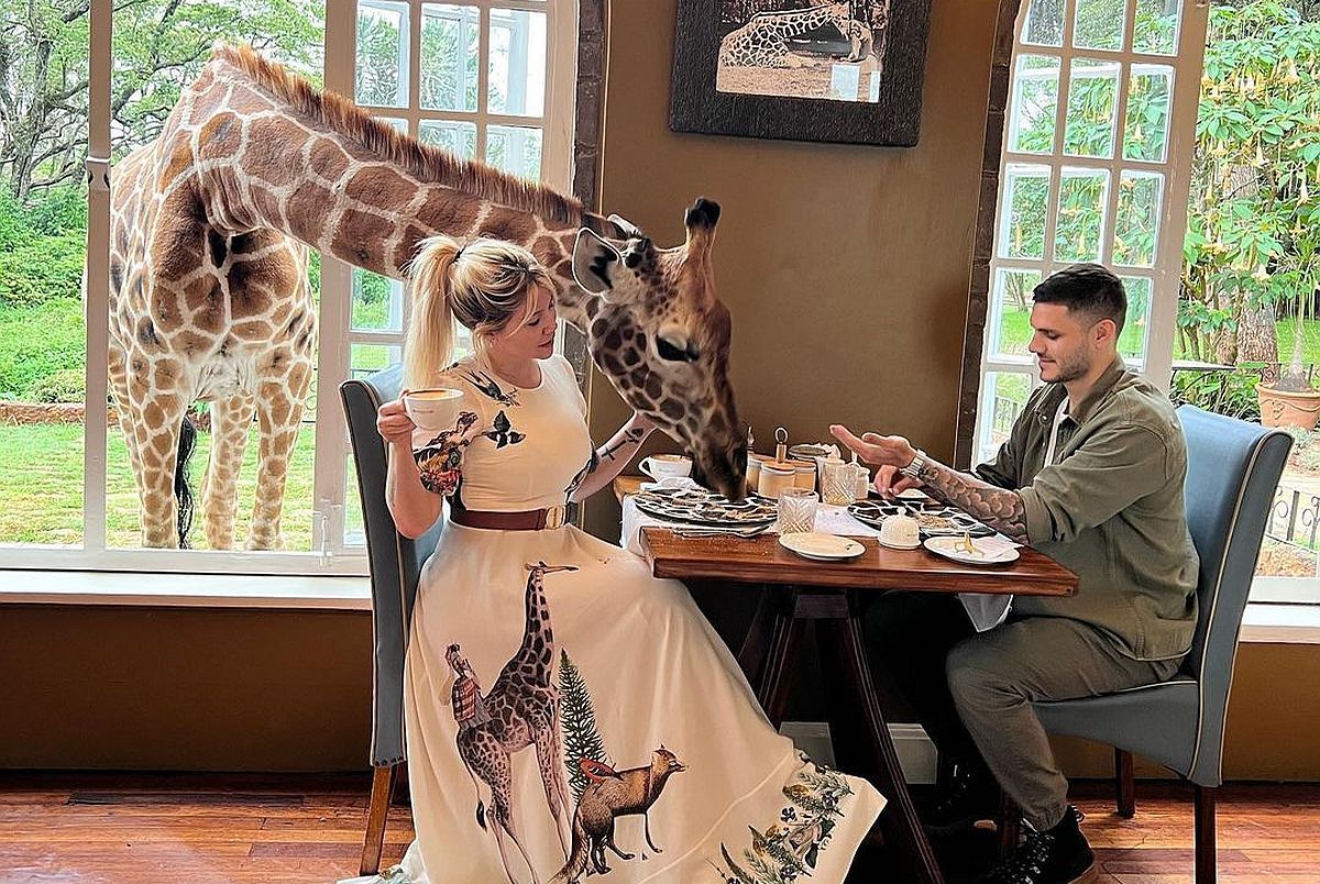 Imagini de necrezut cu Wanda Nara și Icardi » Au luat masa cu o girafă într-o vacanță exotică