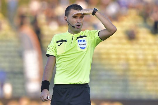După mai bine de un an, Ovidiu Hațegan, 42 de ani, revine ca arbitru de centru. A fost delegat la manșa tur a barajului de promovare în Liga 2, Unirea Ungheni - Corvinul Hunedoara (sâmbătă, ora 18:00).