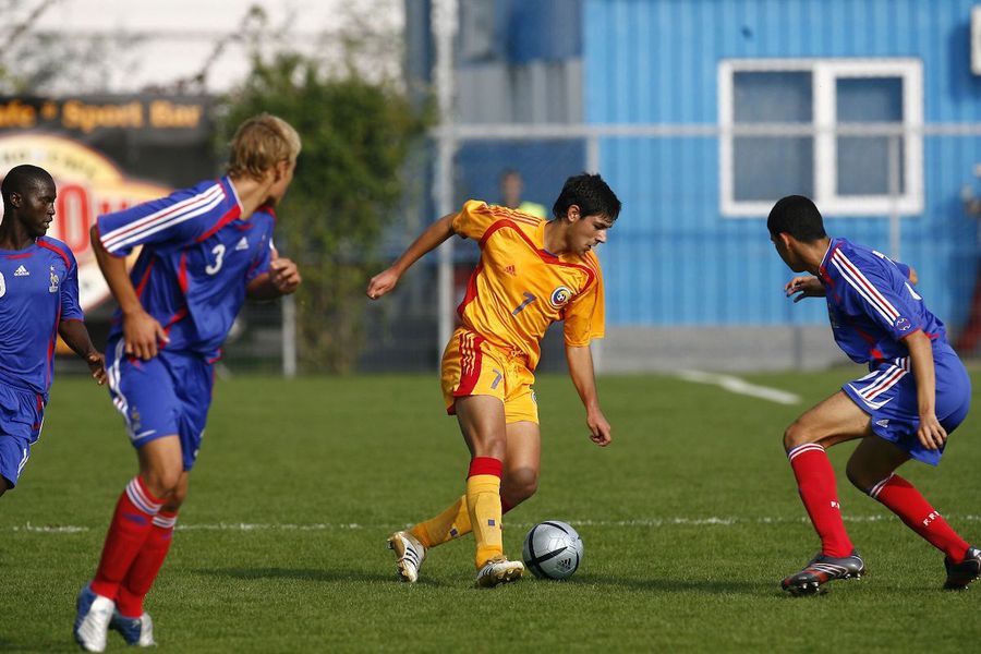 Vintilă, suprins în meciul România - Franța 0-3 în urma căruia naționala a ratat calificarea la Euro 2007 sub 17 ani Povestea unui supertalent irosit: la 16 ani, debuta în Liga 1 și scouterii lui Mourinho îl considerau „cel mai talentat din Europa” » La 23 era taximetrist și bodyguard, la 33 e soldat!