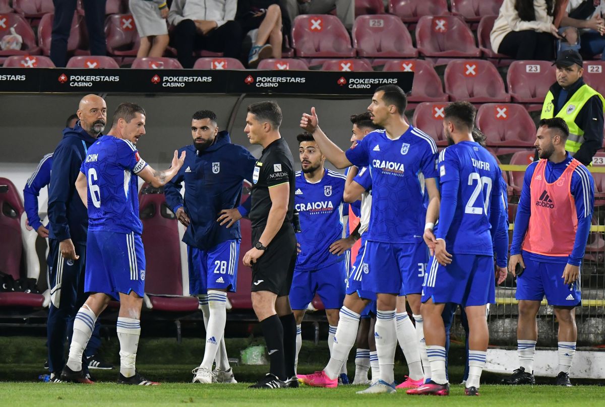 10 lucruri care nu s-au văzut la televizor de la CFR Cluj - FCU Craiova » Un șpriț de vară la oficială, Vasile bodyguardul și rola de bandă izolatoare