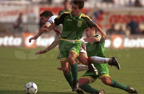 Fază din meciul antologic Dinamo - Foresta Fălticeni 4-5, disputat pe 11 noiembrie 2000, pe stadionul din „Ștefan cel Mare” FOTO: Gazeta Sporturilor