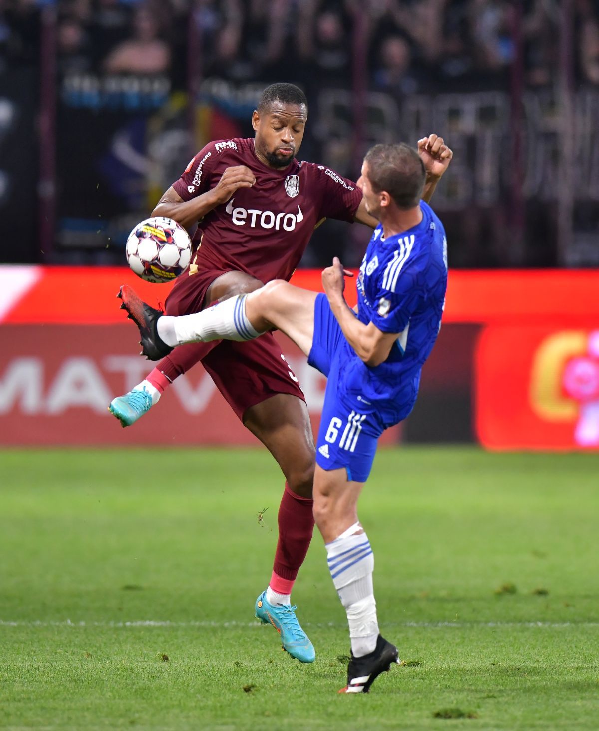 10 lucruri care nu s-au văzut la televizor de la CFR Cluj - FCU Craiova » Un șpriț de vară la oficială, Vasile bodyguardul și rola de bandă izolatoare