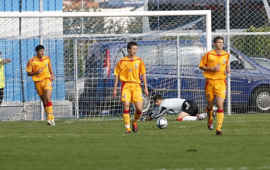 Vintilă scoate mingea din plasă după golul Franței. În centrul imaginii este Cornel Râpă Povestea unui supertalent irosit: la 16 ani, debuta în Liga 1 și scouterii lui Mourinho îl considerau „cel mai talentat din Europa” » La 23 era taximetrist și bodyguard, la 33 e soldat!