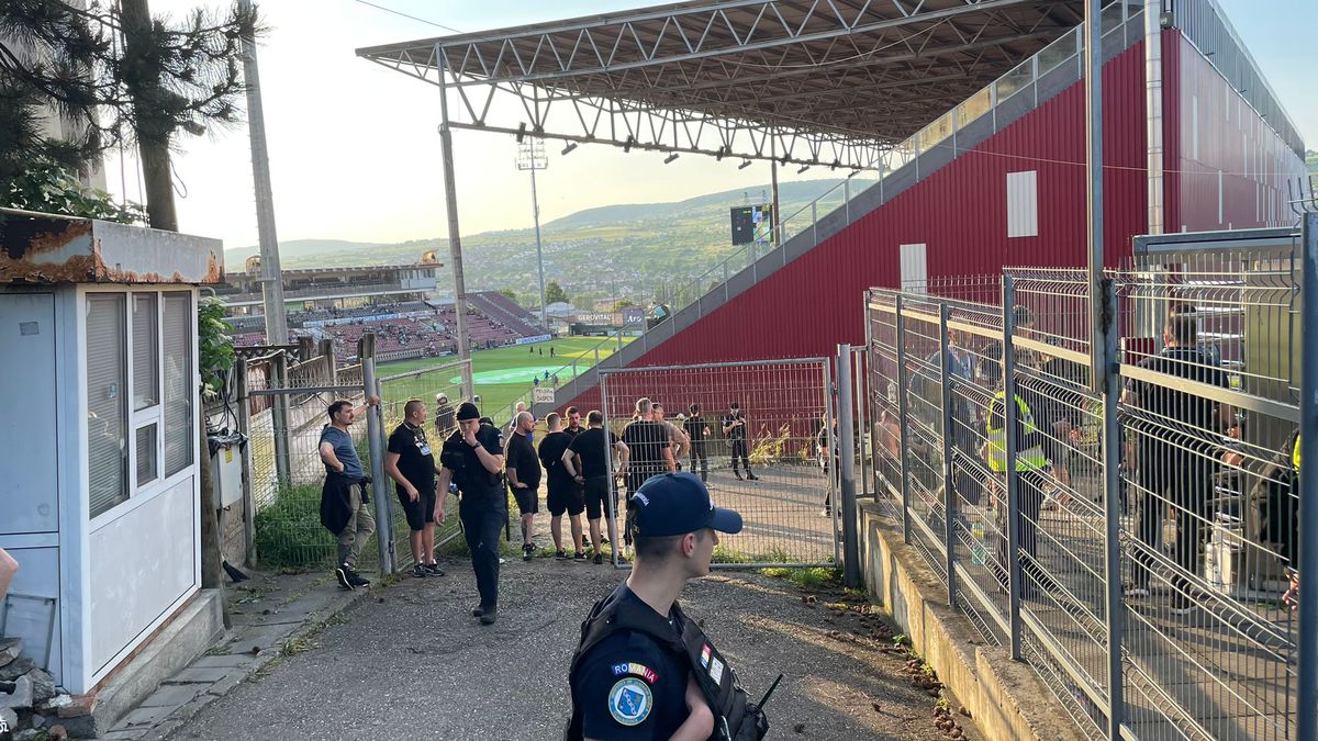 10 lucruri care nu s-au văzut la televizor de la CFR Cluj - FCU Craiova » Un șpriț de vară la oficială, Vasile bodyguardul și rola de bandă izolatoare