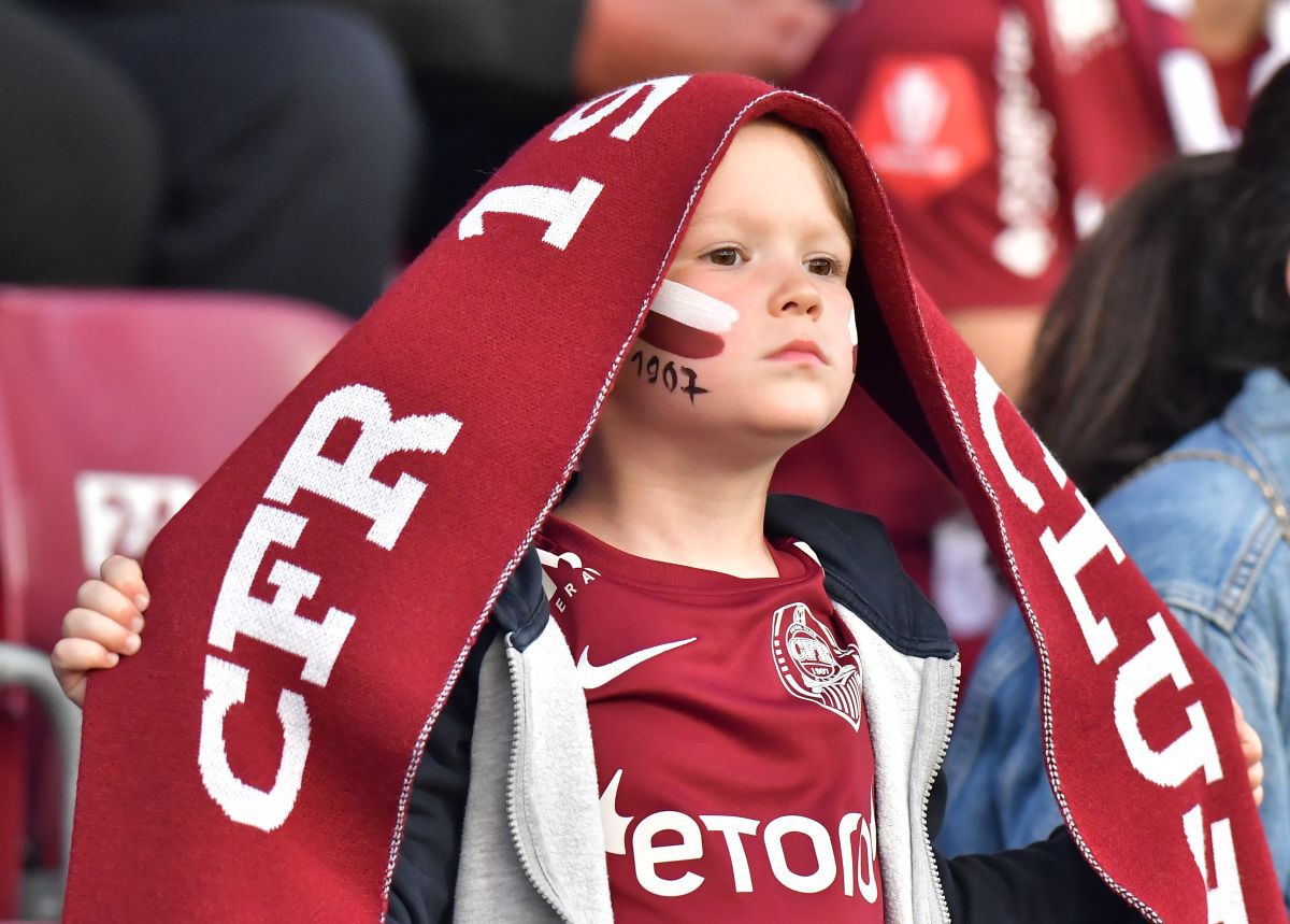 10 lucruri care nu s-au văzut la televizor de la CFR Cluj - FCU Craiova » Un șpriț de vară la oficială, Vasile bodyguardul și rola de bandă izolatoare