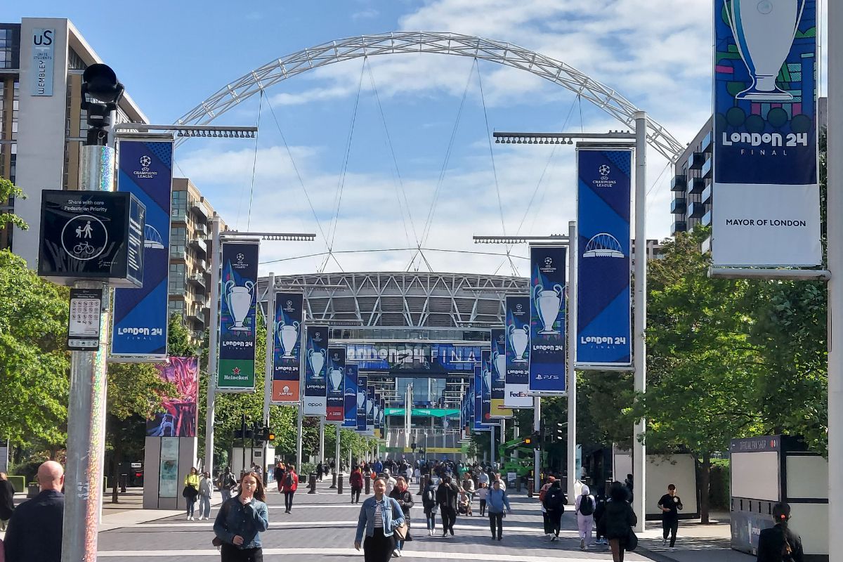 Bișnițari la stadionul Wembley, înaintea finalei de Liga Campionilor