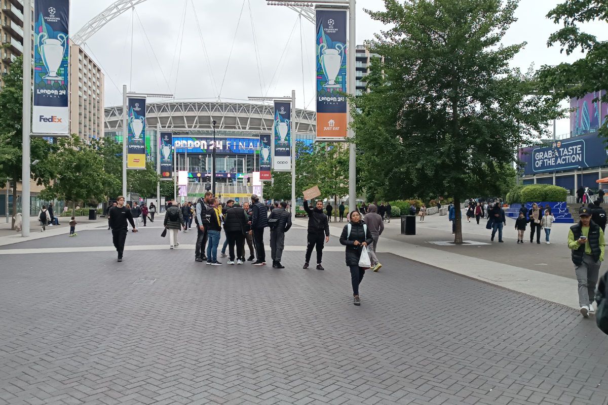 Bișnițari la stadionul Wembley, înaintea finalei de Liga Campionilor