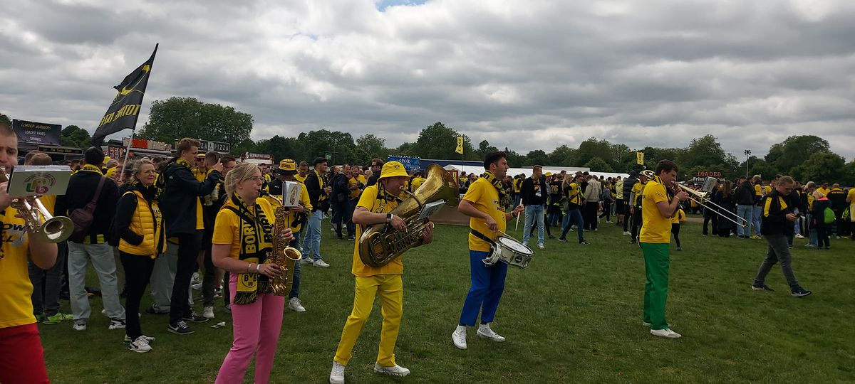 Imagini din fan-zone-ul celor de la Borussia Dortmund