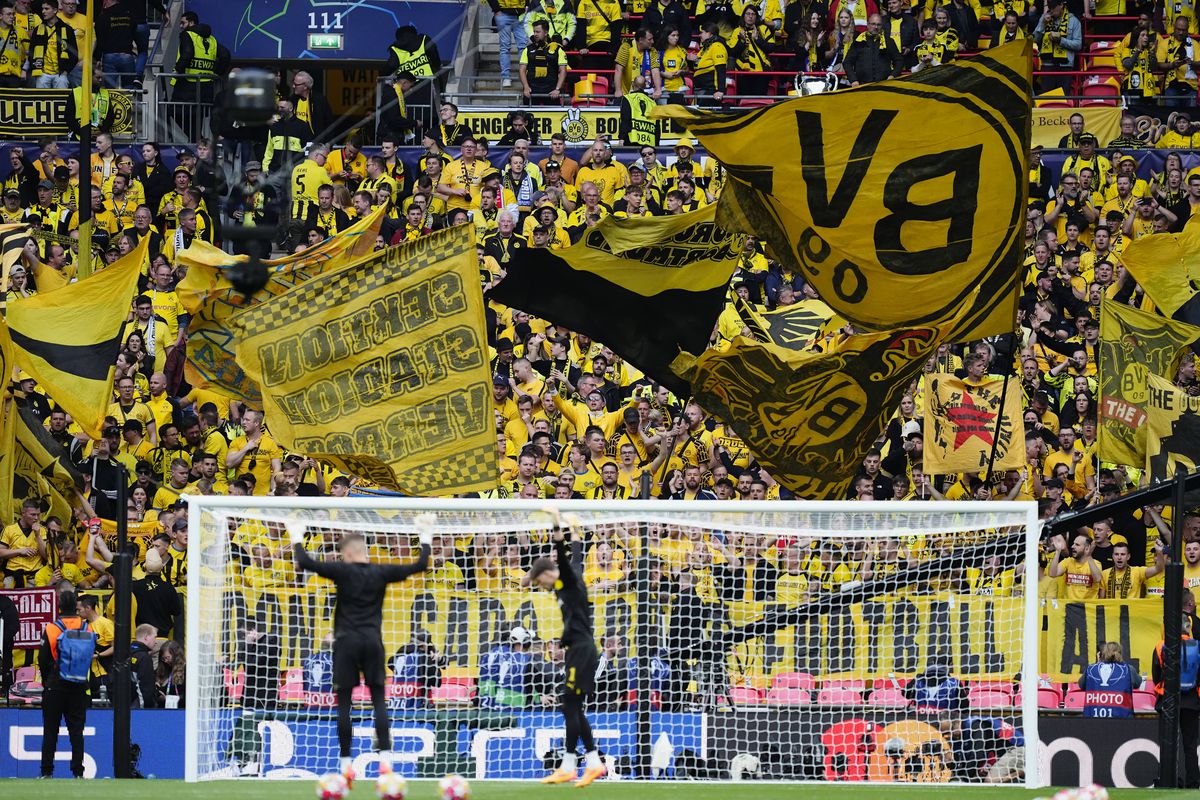 Scenografii spectaculoase la finala Ligii Campionilor » Salut inedit între jucătorii lui Dortmund și galerie