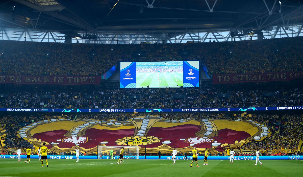 Scenografii spectaculoase la finala Ligii Campionilor » Salut inedit între jucătorii lui Dortmund și galerie