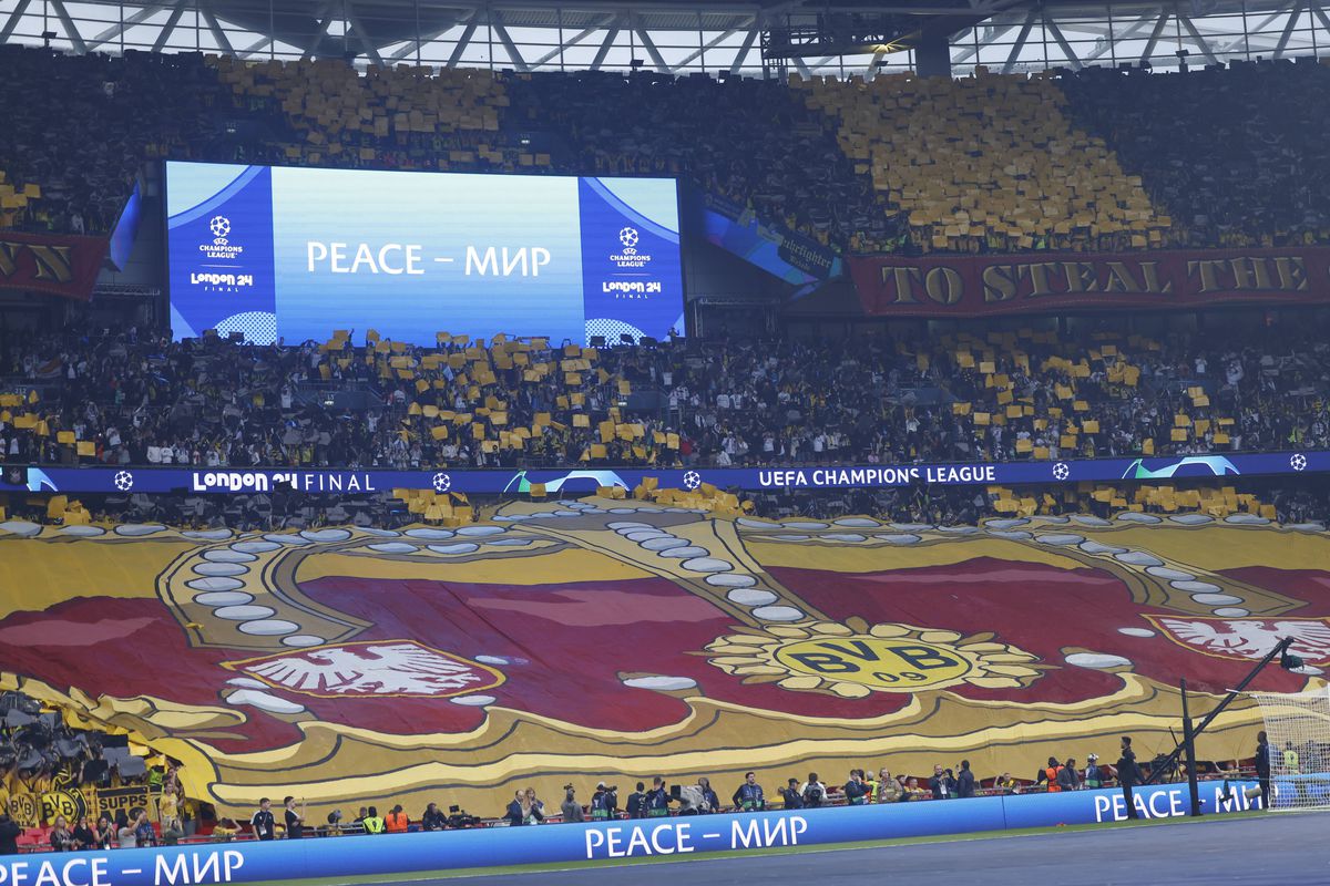 Scenografii spectaculoase la finala Ligii Campionilor » Salut inedit între jucătorii lui Dortmund și galerie