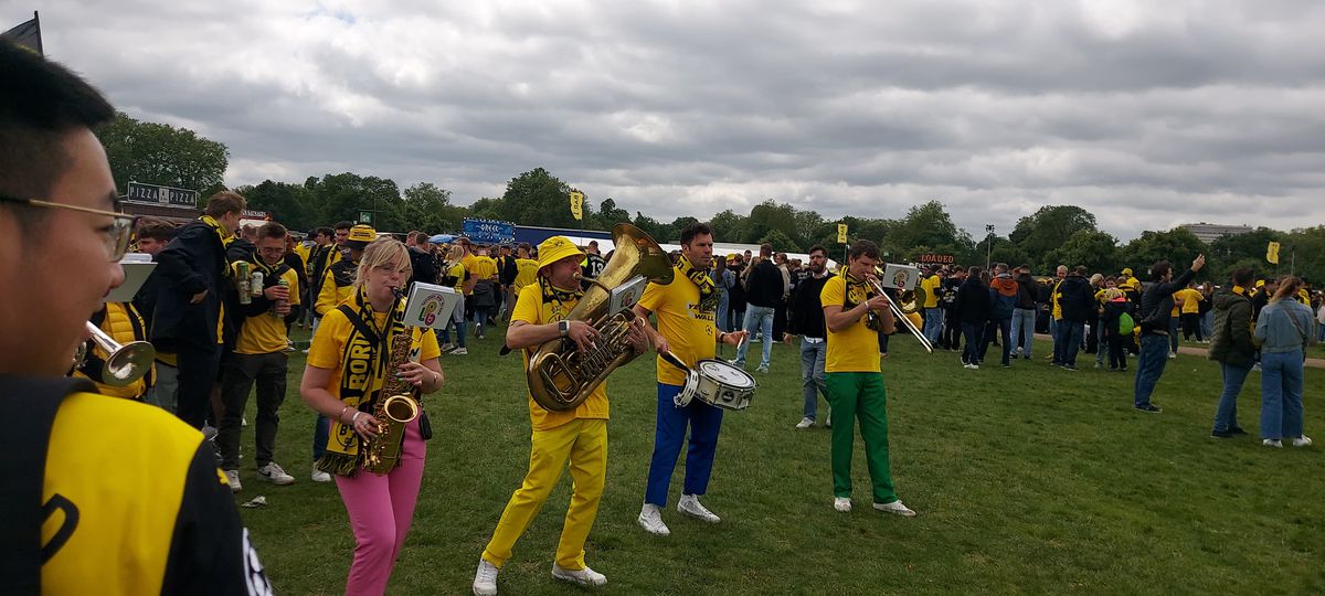 Imagini din fan-zone-ul celor de la Borussia Dortmund