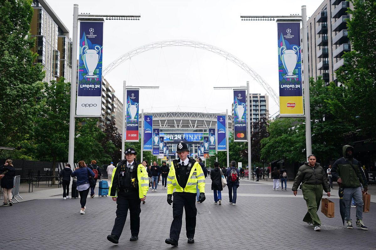 Bișnițari la stadionul Wembley, înaintea finalei de Liga Campionilor