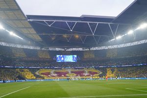 Scenografii spectaculoase la finala Ligii Campionilor » Salut inedit între jucătorii lui Dortmund și galerie