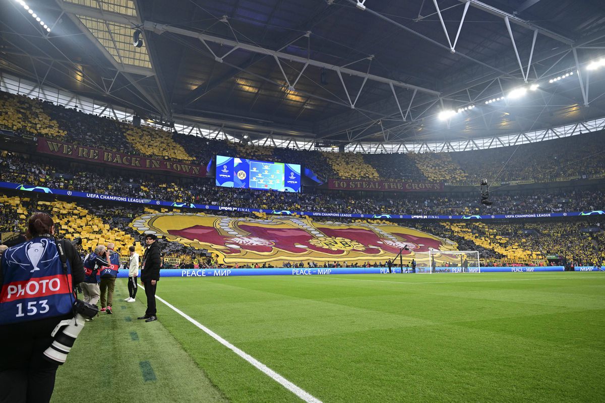 Scenografii spectaculoase la finala Ligii Campionilor » Salut inedit între jucătorii lui Dortmund și galerie