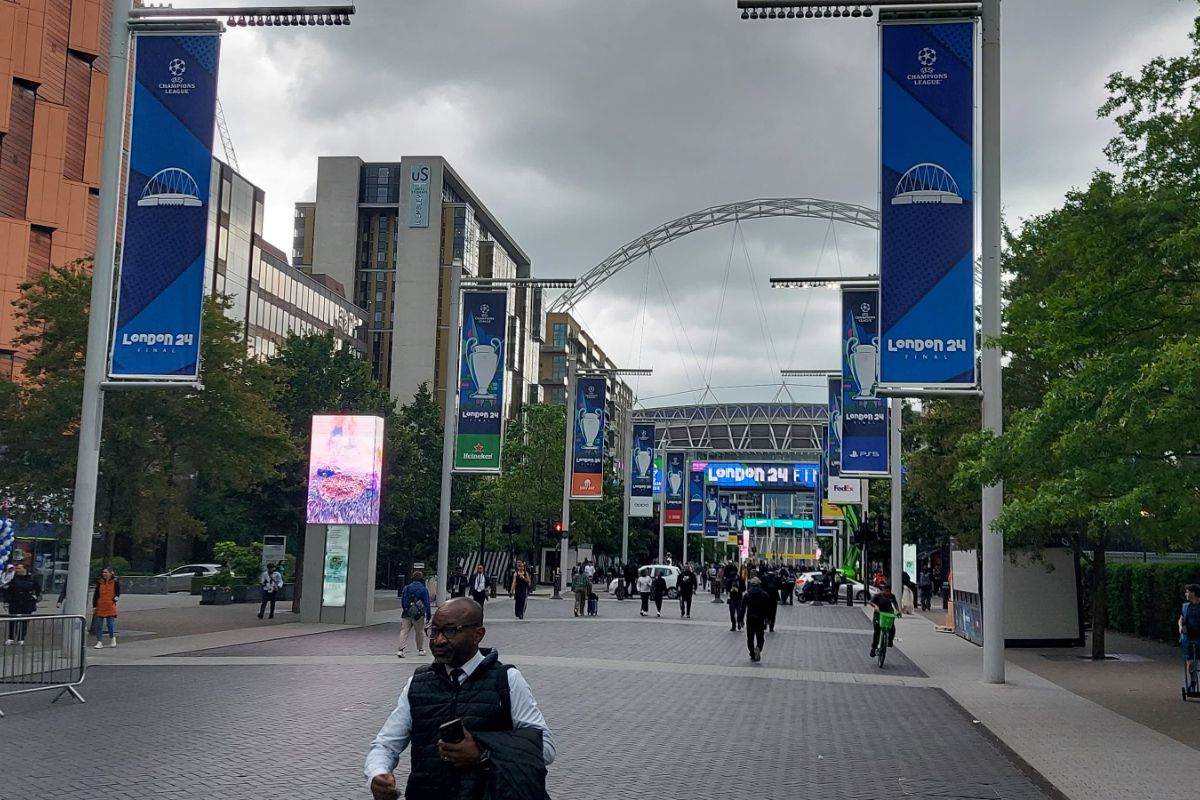 Bișnițari la stadionul Wembley, înaintea finalei de Liga Campionilor