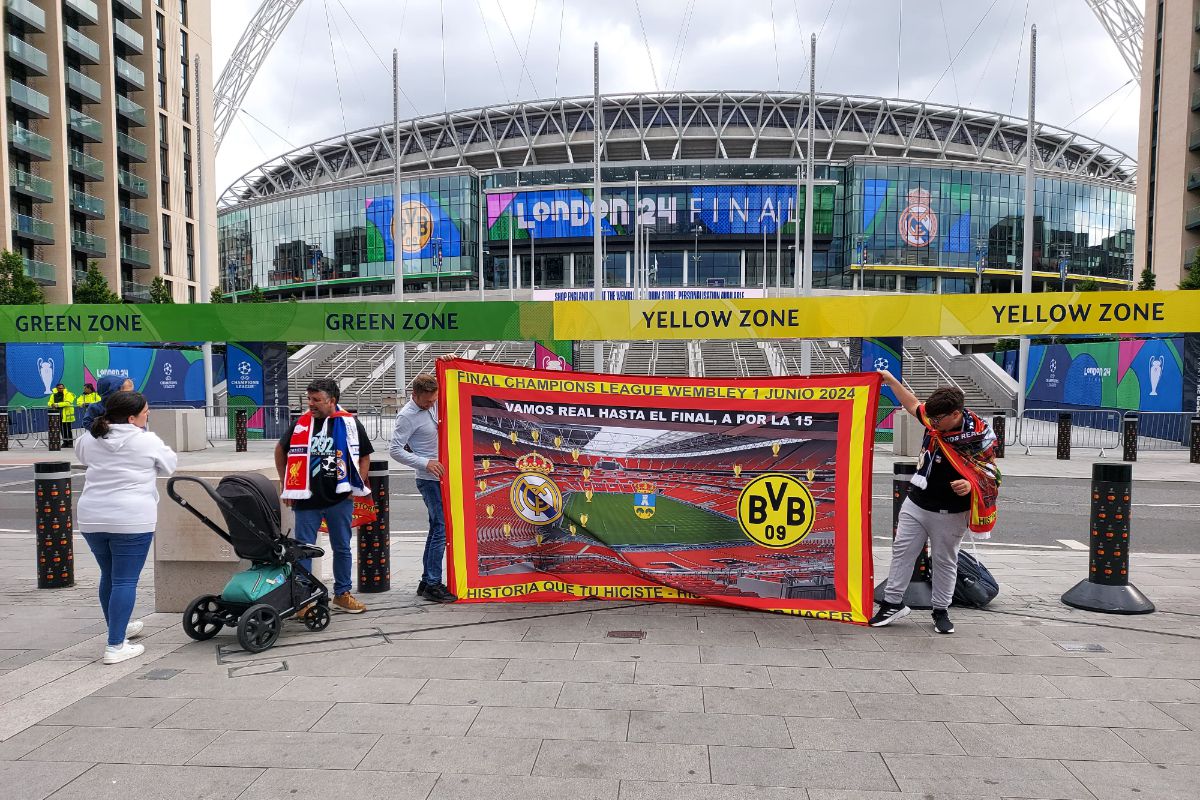 Bișnițari la stadionul Wembley, înaintea finalei de Liga Campionilor