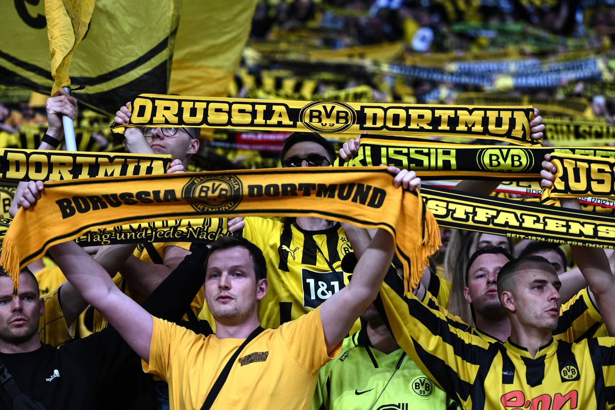 Scenografii spectaculoase la finala Ligii Campionilor » Salut inedit între jucătorii lui Dortmund și galerie