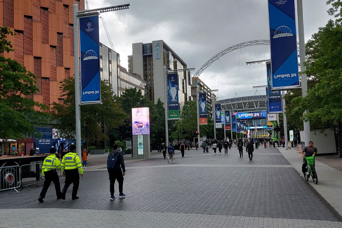 Bișnițari la stadionul Wembley, înaintea finalei de Liga Campionilor